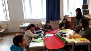 Schülerinnen des GRG11 Gottschalkgasse bei der Gestaltung ihrer Plakate